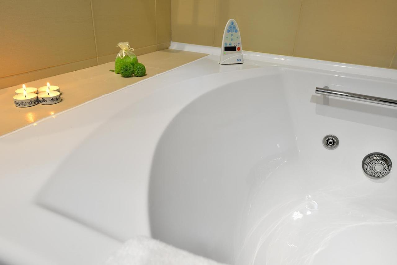 Junior Suite Hot tub,1285931134:JPEG